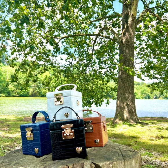 Crossbody box - Picture 1 of 3